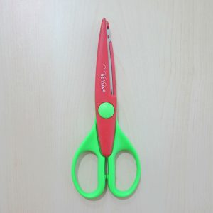 GUNTING KERTAS KADO DEXIAN GERIGI ZIGZAG GELOMBANG K33