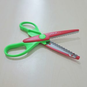 GUNTING KERTAS KADO DEXIAN GERIGI ZIGZAG GELOMBANG K33