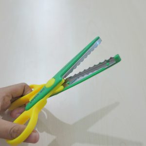 GUNTING KERTAS KADO DEXIAN GERIGI ZIGZAG GELOMBANG K34