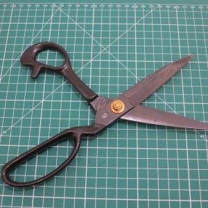 GUNTING KAIN BALUDAN HITAM 9 INCH